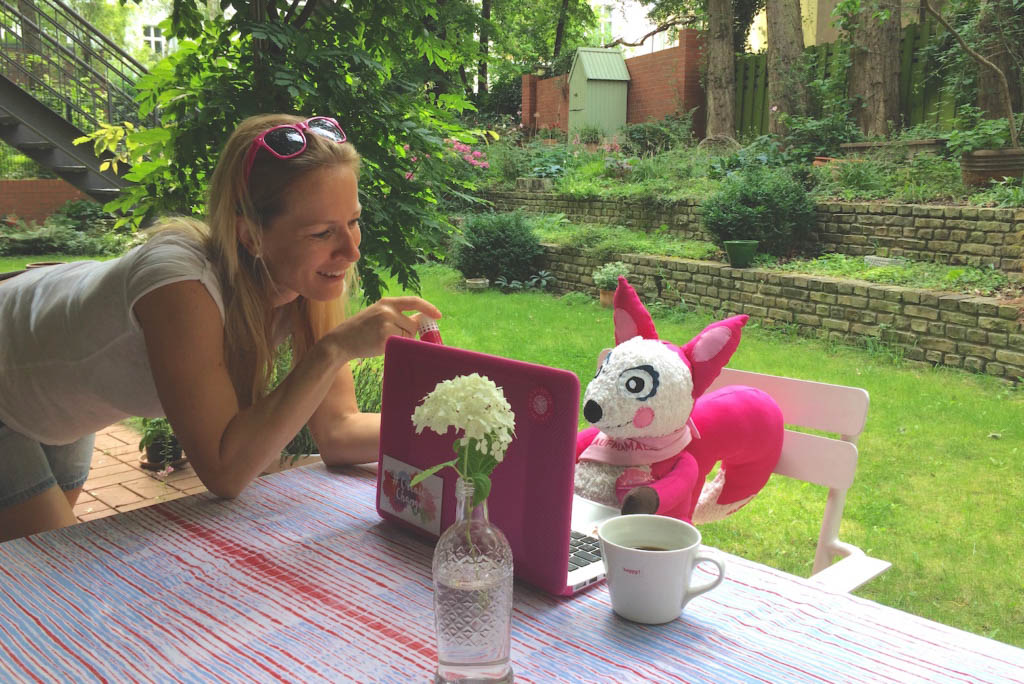 Katha und Maskottchen bei der Arbeit